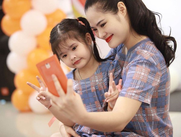 Minh Tiệp và vợ tình cảm đi mua quần áo cho con gái - ảnh 10